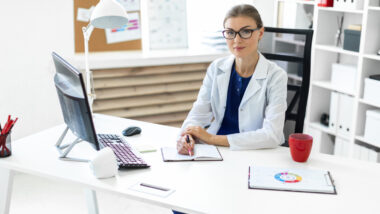 Comment les secrétaires médicales transforment l'expérience des patients handicapés